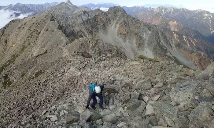 晩秋の奥穂高岳：静寂の北アルプスで楽しむ特別な登山体験
