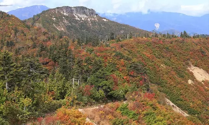 紅葉と名峰の饗宴：秋の絶景登山スポット「三方岩岳」を巡る