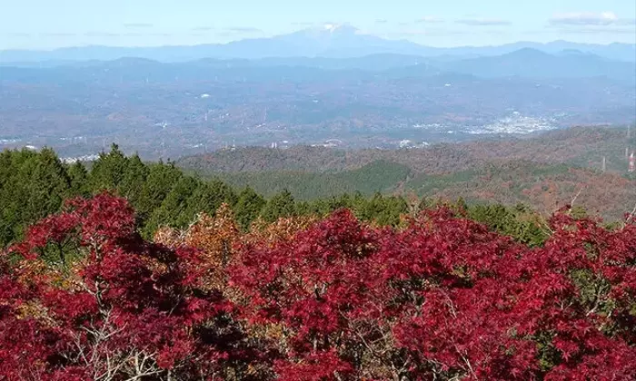 愛知・岐阜の紅葉と名峰が織りなす絶景ハイキングスポット