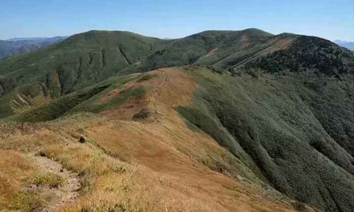 紅葉に染まる巻機山：日本百名山を巡る井戸尾根コースの魅力と注意点