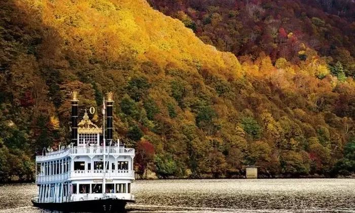 紅葉に彩られた奥只見湖の絶景クルーズ