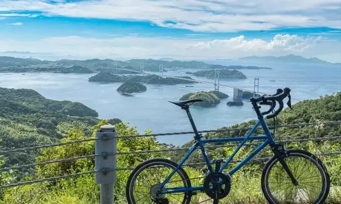 瀬戸内海の絶景を巡るサイクリング：しまなみ海道、今治から亀老山への旅